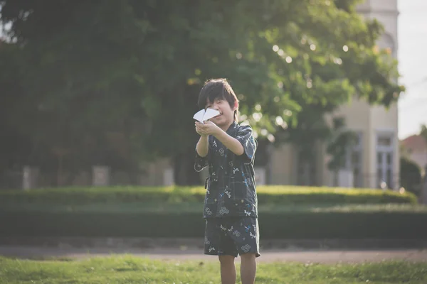 Asiatisches Kind Kimono Spielt Papierflieger Freien — Stockfoto