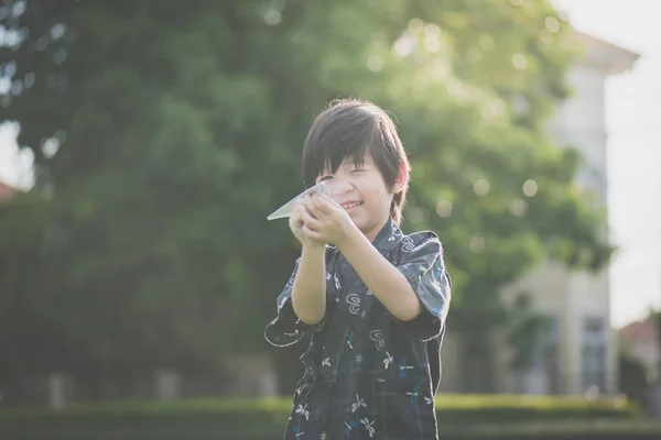 Kağıt Uçak Açık Havada Oynarken Kimono Içinde Asyalı Çocuk — Stok fotoğraf