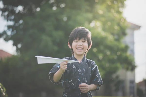 Kağıt Uçak Açık Havada Oynarken Kimono Içinde Asyalı Çocuk — Stok fotoğraf