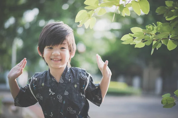 Liten Härlig Pojke Kimono Som Spelar Park Solig Sommardag — Stockfoto