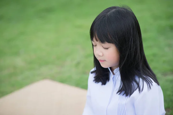 Menina Asiática Bonita Vestindo Vestido Branco Meditando Posição Lótus — Fotografia de Stock