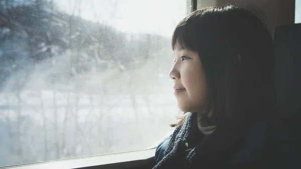 Hermosa Chica Asiática Mirando Través Ventana Viaja Tren — Foto de Stock