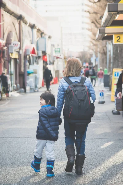 Madre Asiática Hijo Caminando Ciudad Tokio Japón — Foto de Stock