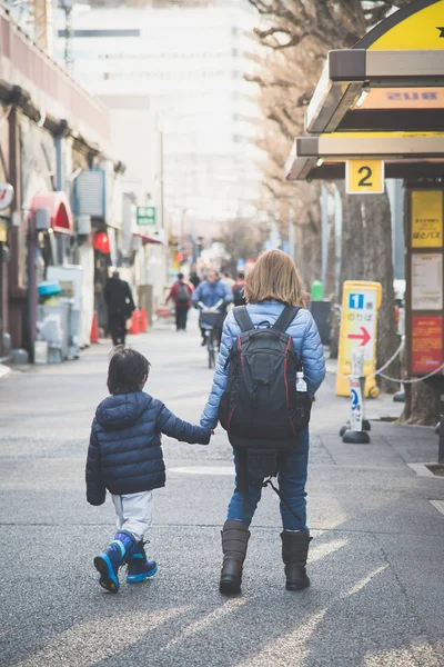 Madre Asiática Hijo Caminando Ciudad Tokio Japón — Foto de Stock