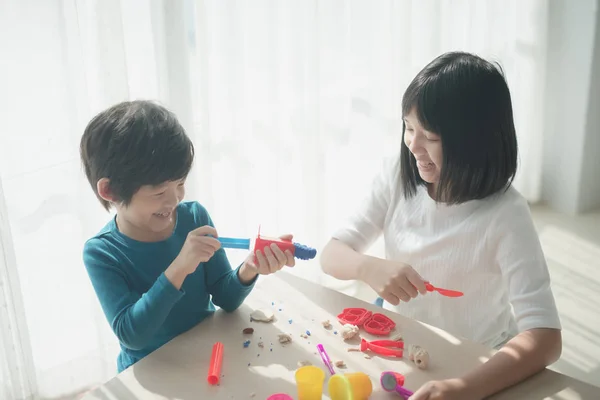 Asiatiska Barn Har Ett Roligt Tillsammans Med Färgglada Modellering Lera — Stockfoto