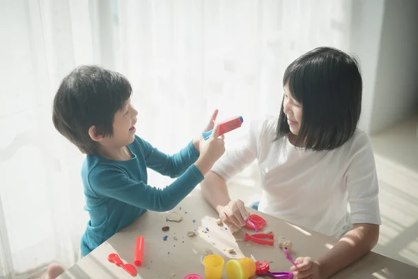 Los Niños Asiáticos Divierten Juntos Con Arcilla Modelado Colorido Casa — Foto de Stock