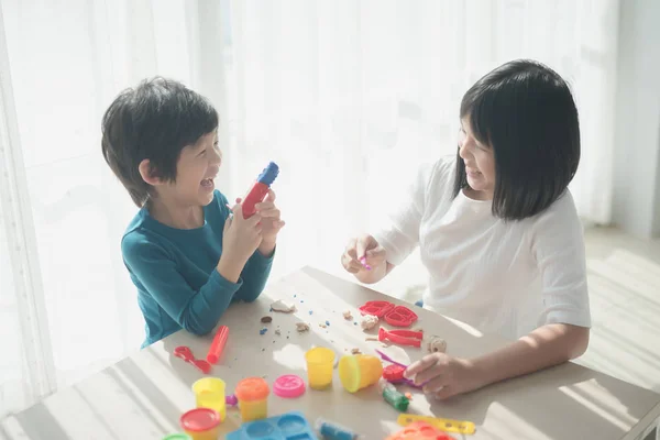 Asiatiska Barn Har Ett Roligt Tillsammans Med Färgglada Modellering Lera — Stockfoto