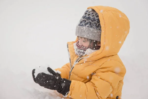 Glad Asiatiska Barn Som Leker Snö — Stockfoto