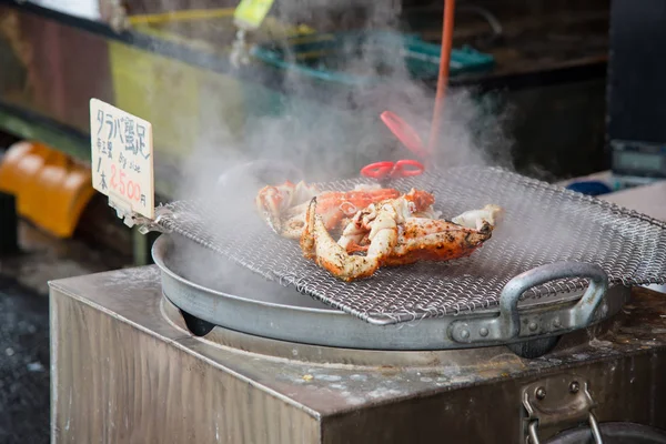 Japon deniz ürünleri piyasada satılan buharda pişmiş yengeç bacakları yakın çekim