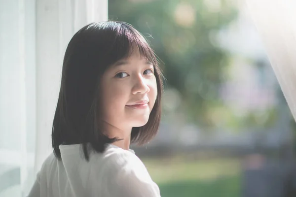 Närbild Happy Asiatisk Tjej Öppna Fönstergardiner — Stockfoto