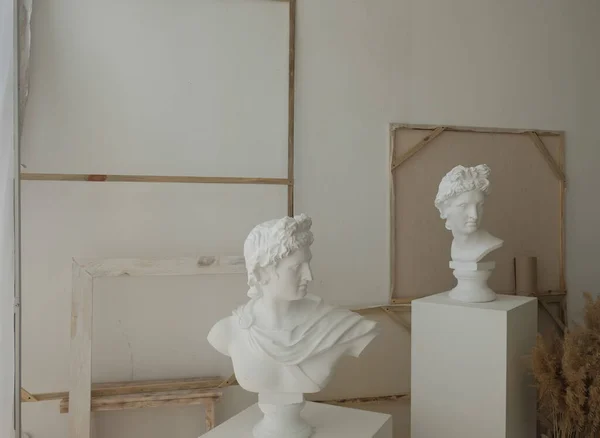 Dos estatuas de yeso de hombres en el interior. Pintura artística Fotos de stock libres de derechos