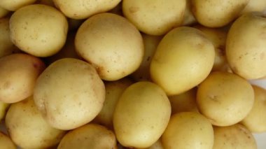 Patatesler yakın plan. Patatesleri arka plan videosu olarak döndürme
