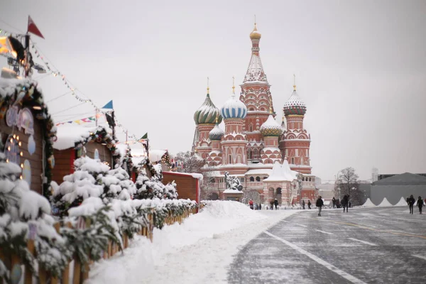 Moskova, Rusya - 31 Ocak 2018: Kış Rusya St. Basils Katedrali Moskova 'da Kızıl Meydan' da, kış aylarında Moskova Kremlin 'de yoğun bir kar yağışı altında. St. Basils Katedrali 'nin yanında.