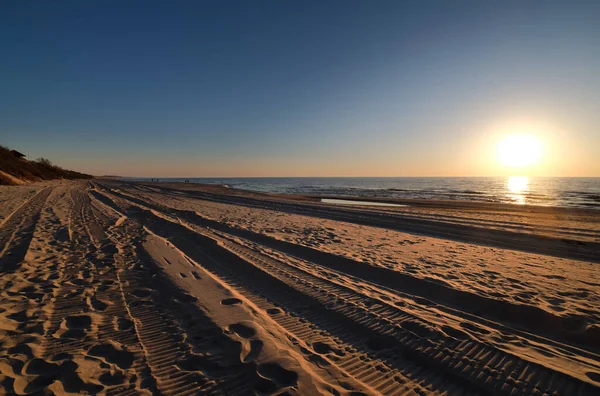 Solnedgång vid Östersjön och nordiska sanddyner i Kuriska näset, Nida, Litauen — Stockfoto