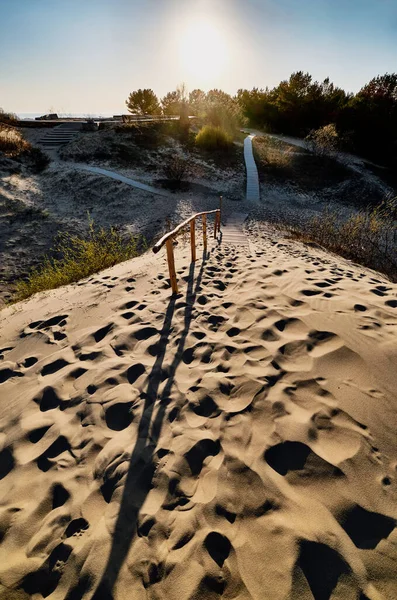 Sonnenuntergang Blick auf nordische Dünen, Vorfrühling an der Kurischen Nehrung, Nida, Klaipeda, Litauen — Stockfoto