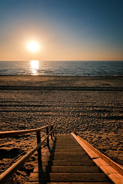 Sonnenuntergang an der Ostsee und den nordischen Sanddünen der Kurischen Nehrung, Nida, Litauen — Stockfoto