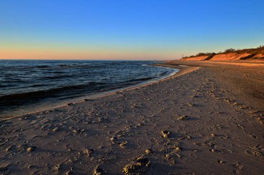 Baltık Denizi 'nde gün batımı ve Curonian tükürüğünün kuzey kumulları, Nida, Litvanya