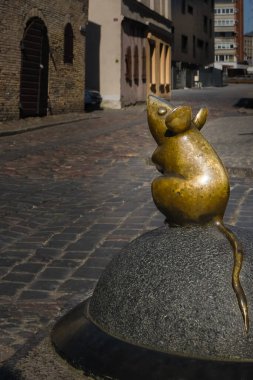 Litvanya, Klaipeda 'nın eski bir bölgesindeki küçük fare sokak heykelinin şehir cazibesi. Şehir sembolleri, ortaçağ kasabaları, güneşli bir gün, kaldırımlar