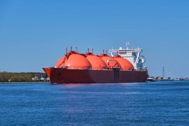 Litvanya 'nın Klaipeda kentinde güneşli bir günde limana LNG veya sıvılaştırılmış doğalgaz tankeri girer. Alternatif gaz arzı, ticari kargo, enerji krizi