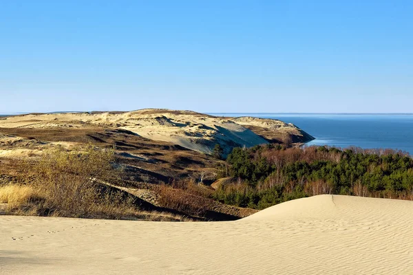 Belle vue sur les dunes nordiques, les collines et le port de la mer Baltique à Curonian spit, Nida, Klaipeda, Lituanie. Motifs de sable blanc, vagues. géométrie . — Photo