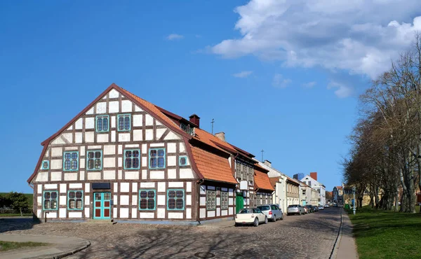 立陶宛中世纪城镇老克莱佩达典型的立面房屋和鹅卵石铺面街。中世纪德国风格的建筑. — 图库照片