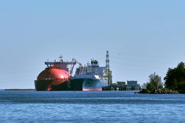 LNG tankeri ve taşıyıcı, yüzen LNG depolama ve ithalat terminali olarak limanda. Alternatif gaz arzı, ticari taşımacılık, enerji krizi, çeşitlendirme