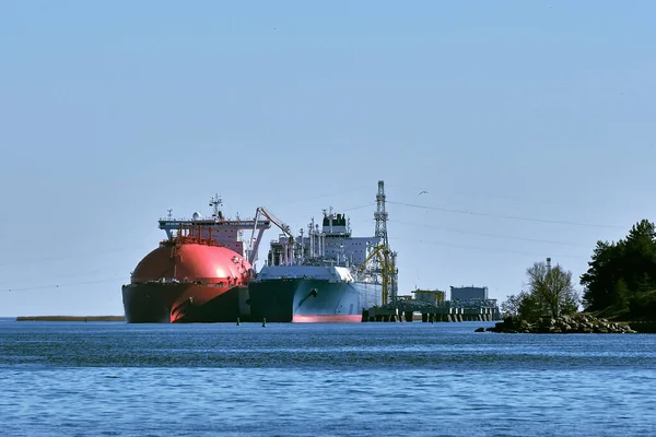 LNG-Tanker und -Carrier als schwimmendes LNG-Lager und Importterminal im Hafen. Alternative Gasversorgung, kommerzieller Güterverkehr, Energiekrise, Diversifizierung — Stockfoto