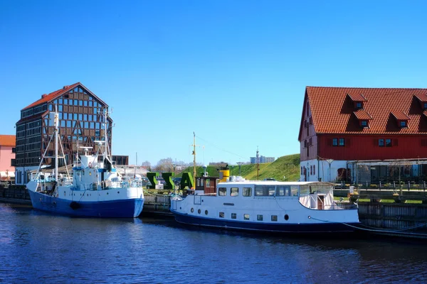 Jetty para barcos y yates en Klaipeda, Lituania, en un día soleado. Hermosa vista de los buques y fachwerk y casas de ladrillo rojo —  Fotos de Stock