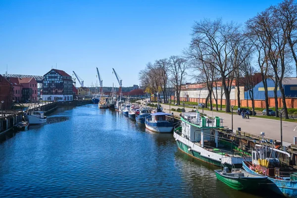 Anlegeplatz für Boote und Yachten in Klaipeda, Litauen, an einem sonnigen Tag. Schöne Aussicht auf Gefäße und Fachwerk- und Backsteinhäuser — Stockfoto