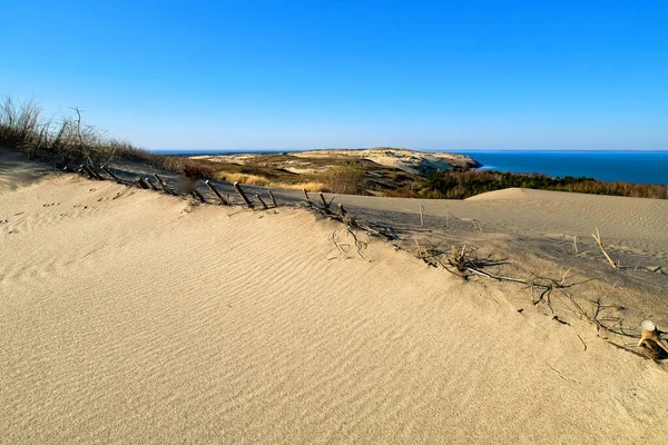 Piękny widok na przekątną nordic dune żebra z zanurzonych ogrodzeń ochronnych, wzgórz i Bałtyku portu w Curonian śliny, Nida, Kłajpeda, Litwa. — Zdjęcie stockowe