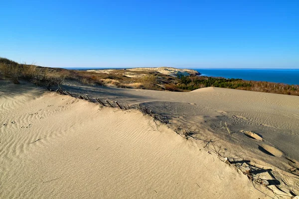 Widok na piękne przekątne nordic dune żebra z zanurzonych ogrodzeń ochronnych, wzgórz i Bałtyku portu w Curonian śliny, Nida, Kłajpeda, Litwa. — Zdjęcie stockowe