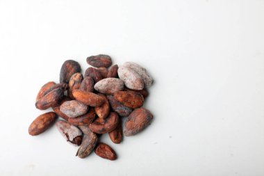 Beyaz arka planda izole edilmiş kakao fasulyeleri.
