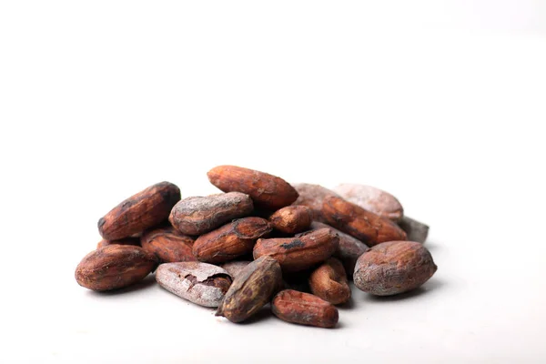 Kakaové boby izolované na bílém pozadí — Stock fotografie