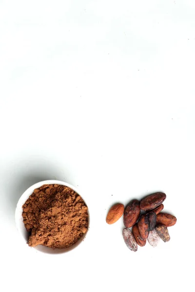 Какао-боби і миска з какао-порошку ізольовані на білому тлі. Перегляд плану — стокове фото