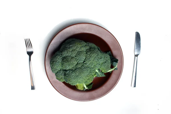 Brokuły w talerzu i obsługujące kawałki na białym tle płaskiej układanki — Zdjęcie stockowe