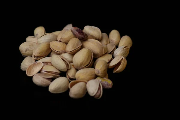 Pistachos aislados sobre fondo negro plano — Foto de Stock