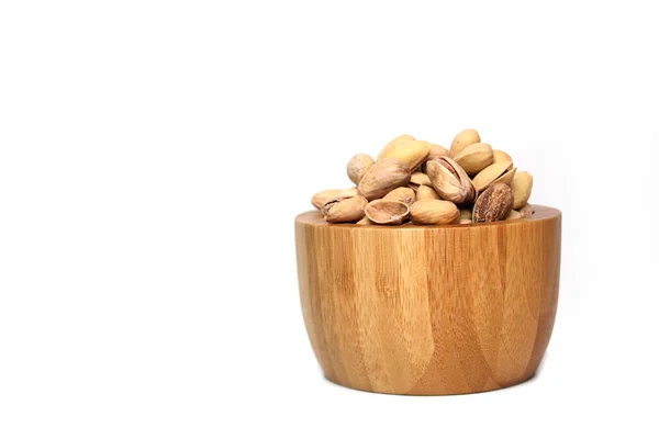 Misku pistáciových ořechů izolovaných na bílém pozadí. Obrázek obsahuje místo pro kopírování — Stock fotografie