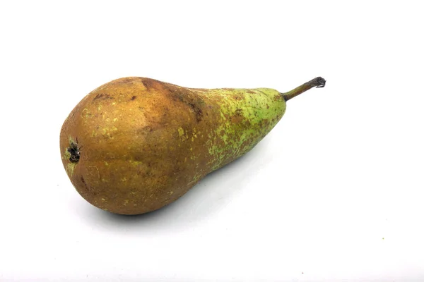 Πράσινο αχλάδι που βρίσκεται σε λευκό φόντο. Κάθετη εικόνα — Φωτογραφία Αρχείου