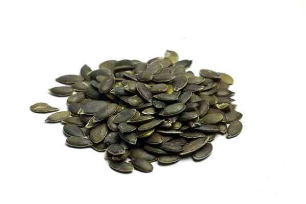 Una pila di semi di zucca isolati su fondo bianco posa piatta. Immagine orizzontale — Foto Stock