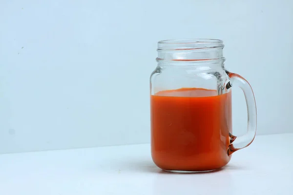 Glas Becher mit Karottensaft isoliert auf weißem Hintergrund — Stockfoto