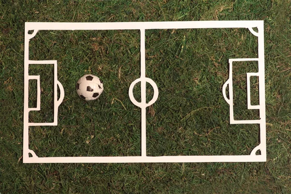 Тренерская доска с игрушечным футбольным мячом — стоковое фото
