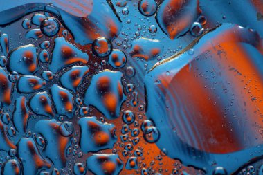 Soyut arkaplan - farklı renklerde su damlaları. Yatay resim