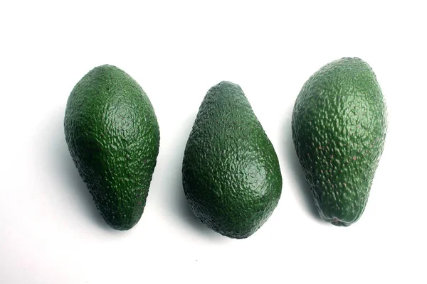 Três abacate isolado no fundo branco flat lay — Fotografia de Stock