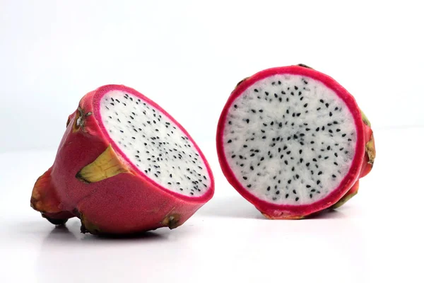 Dvě půlky dračího ovoce izolované na bílém pozadí. Vodorovně — Stock fotografie