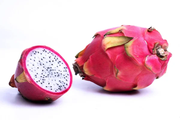 Dragonfruit - fruta cortada y una fruta entera aislada en la espalda blanca —  Fotos de Stock