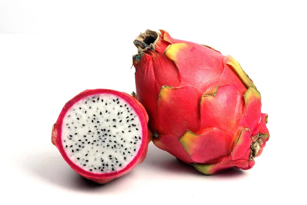 Dragonfruit - celé ovoce a půl izolované na bílém backgro — Stock fotografie