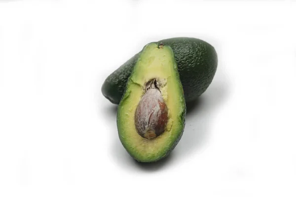 Avocado isoliert auf weißem Hintergrund schneiden. horizontales Bild — Stockfoto
