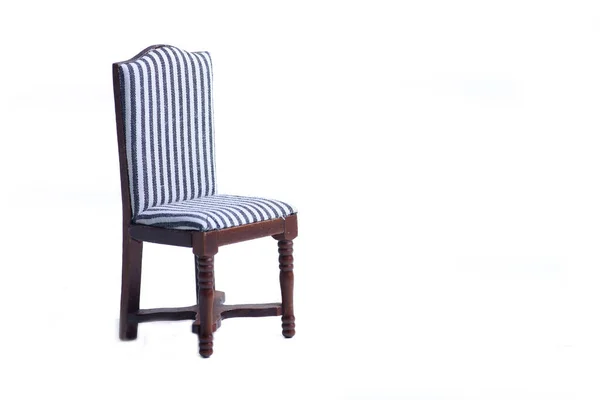 Интерьер кукольного дома - стул изолирован на белом фоне — стоковое фото