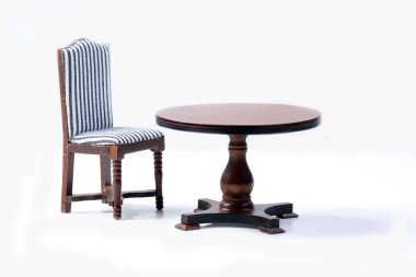 Oyuncak ev içi - sandalye ve beyaz arka planda izole edilmiş bir masa