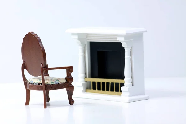 Pop huis interieur - fauteuil naast open haard geïsoleerd op witte achtergrond — Stockfoto